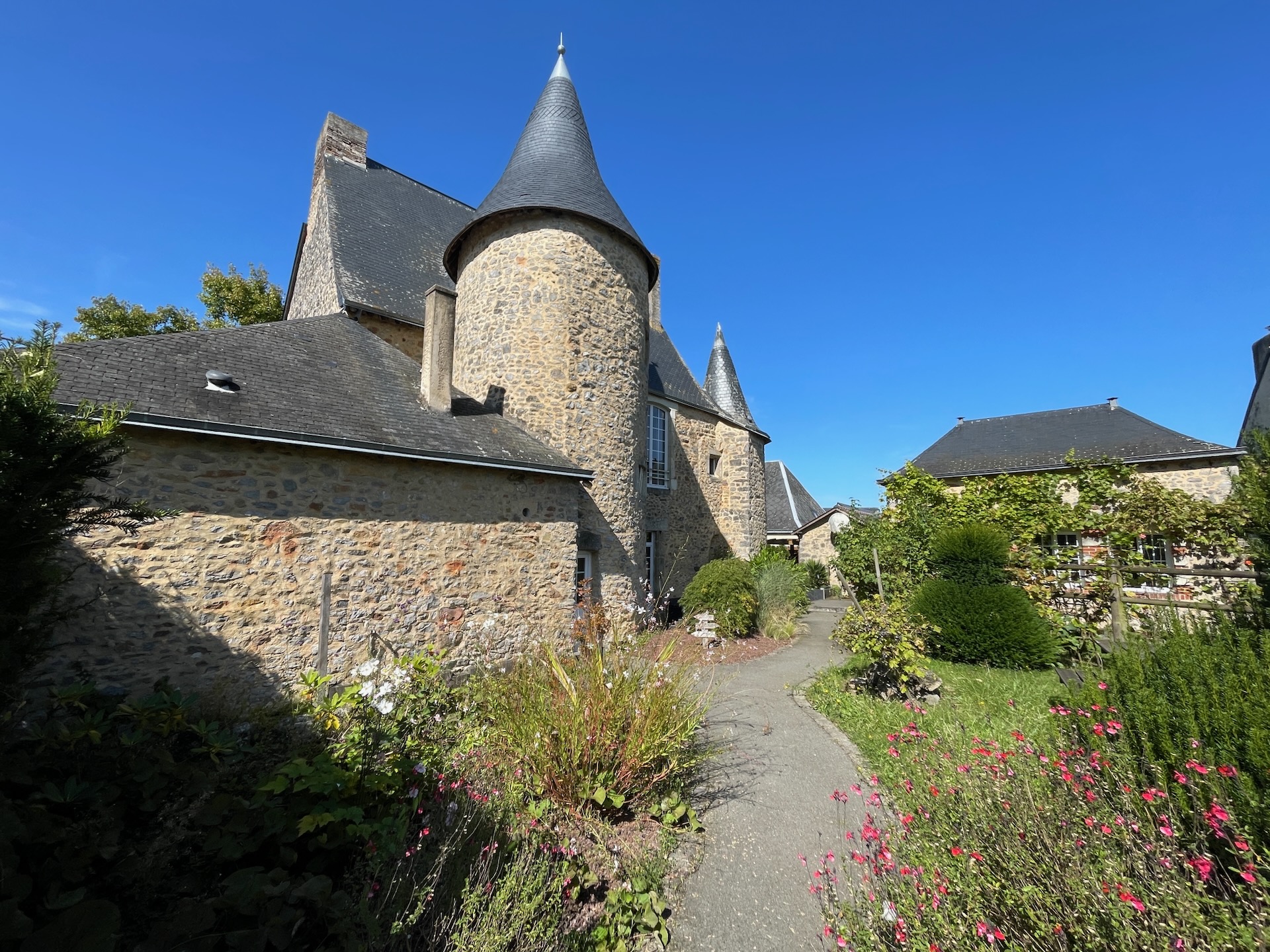 Façade du Manoir de la Grand’Cour à Soulgé-sur-Ouette